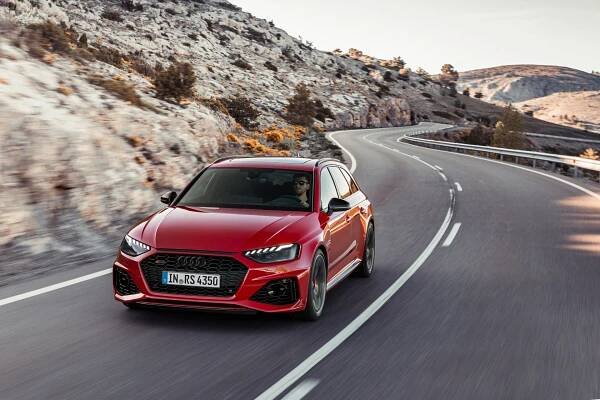 Jak vypadá perfektní rodinné kombi, které ve volném čase prožene i sporťáky? Jako Audi RS4 Avant po faceliftu