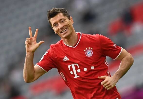 Robert Lewandowski se raduje z hattricku v zápase proti Frankfurtu