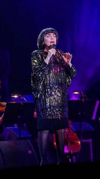 Podrobný fotoreport z koncertu Mireille Mathieu v pražském Kongresovém centru - Spycross