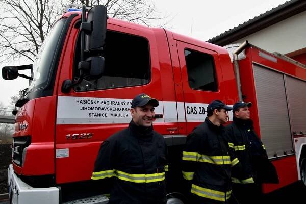 Profesionální hasiči v Mikulově mají novou stanici, stojí u hlavního silničního tahu z Brna na Vídeň | POŽÁRY.cz - ohnisko