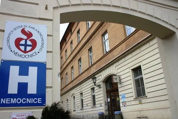 Dopravní komplikace v podhradí: Do konce léta se řidiči nedostanou k nemocnici na Petříně