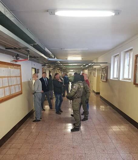FOTO: Protidrogová razie ve Valdicích. Policie obvinila z pašování osm lidí