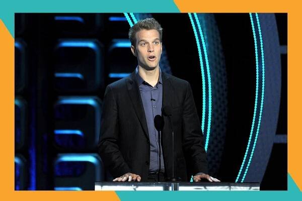 Anthony Jeselnik tells jokes onstage.