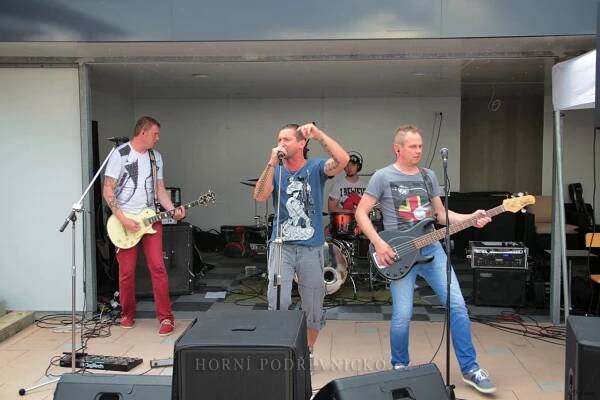 Nové CD kapely Premier pokřtil na Kopné Otakar Brousek. Zahráli k tomu Hamleti - Horní Podřevnicko