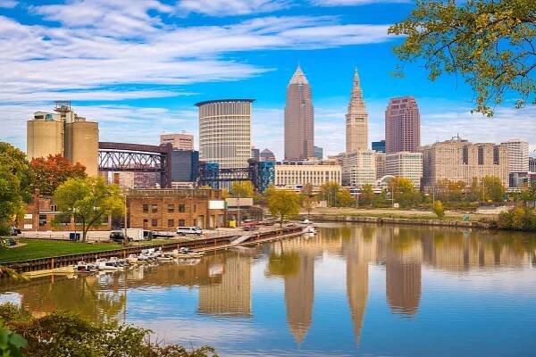 cleveland, ohio, americké panorama na řece cuyahoga. - cleveland ohio - stock snímky, obrázky a fotky