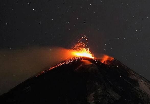 Majestátní Etna se probudila k životu a chrlí lávu. Nedalekou Katánii zasypal popel