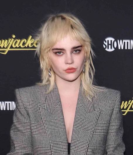 Sophie Thatcher with a mussy platinum blonde mullet