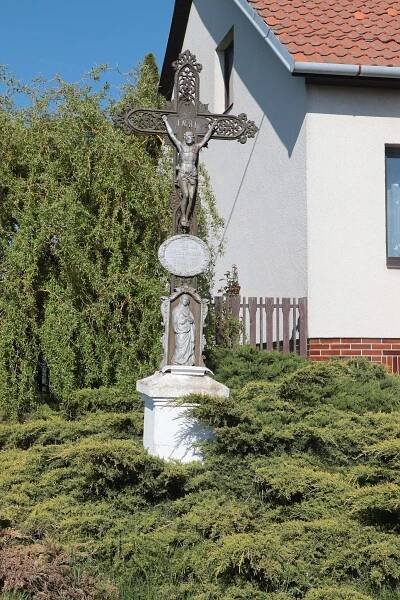 Soubor:Overview 2 of wayside cross of Josef and Anna Tomkovi in Mikulovice, Třebíč District.jpg – Wikipedie