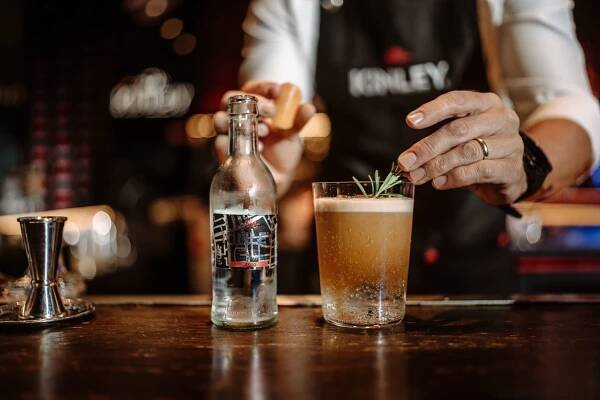 Připravte si doma skvělý míchaný drink s Kinley Tonic Zero