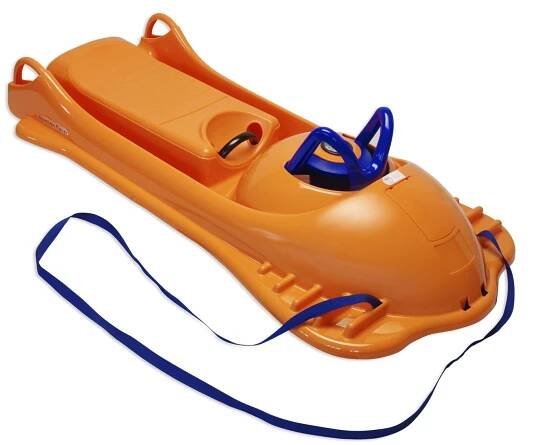 Oranžové plastové sáňky s modrým popruhem a sedadlem.