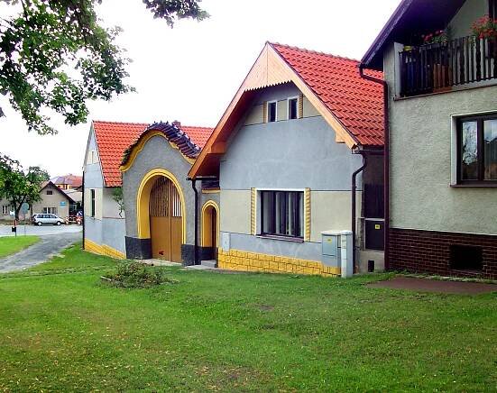 Soubor:Ovčáry, Old farm.jpg – Wikipedie