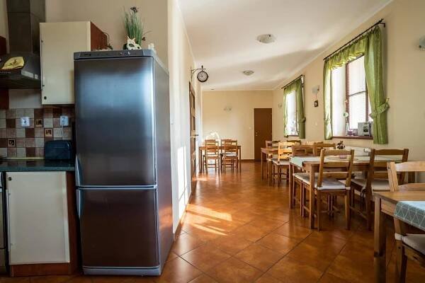 Kitchen o kitchenette sa Penzion Fialka