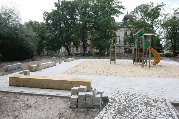 FOTOGALERIE: Jiráskovy sady chtějí stihnout do října
