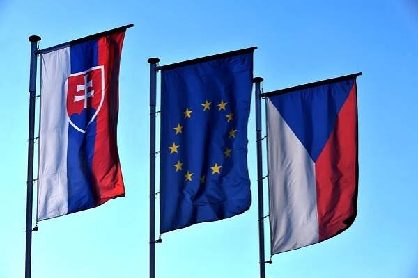 Vlajky zleva Slovenska, Evropské unie, České republiky
