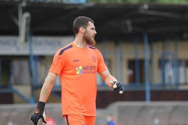 Fotbalisté FK Neratovice-Byškovice (žluté dresy) v posledním přípravném utkání před startem divize porazili třetiligový FK Králův Dvůr 3:0.