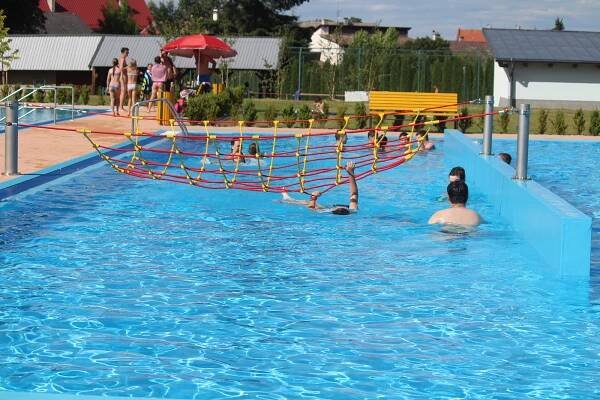 FOTO, VIDEO: Koupaliště v Janovicích zahájilo sezonu, má slanou vodu i wi-fi