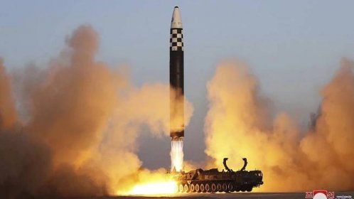 KLDR vypálila nebezpečnou mezikontinentální balistickou raketu, která mohla zasáhnout USA. Japonci bijí na poplach