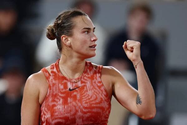 Sabalenková a Rybakinová prošly do osmifinále Roland Garros. Dál jde i Zverev