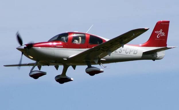 File:Cirrus SR22 ZS-CPB (2) (21833428109).jpg