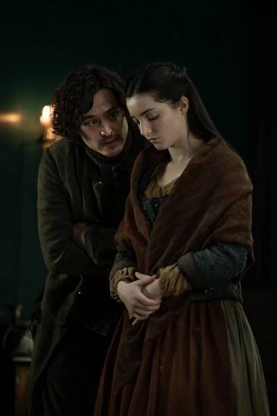 Alexander Vlahos, Jessica Reynolds - Cizinka - Celý svět vzhůru nohama - Z filmu