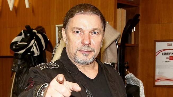 Petr Kolář to drsně schytal za song pro SPD: Jste dno a póvl, vzkazují fanoušci. Takhle na to zpěvák reagoval