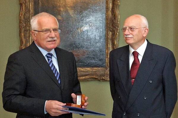 Významný český ekonom, politik, diplomat a vysokoškolský pedagog Karel Dyba (vpravo) na snímku s bývalým prezidentem a premiérem Václavem Klausem. (Ilustrační foto) Zdroj: Institut Václava Klause