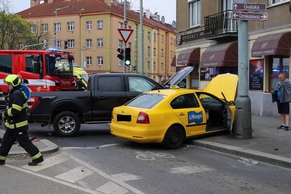 Děsivá nehoda ve Strašnicích: Rozstřelené auto uprostřed křižovatky, další dvě skončila na chodníku!