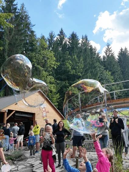24. 8. 🍀 Klaun Hopsalín – Bobopark