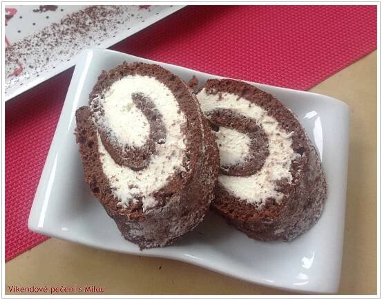 Kakaová roláda se smetanovým mascarpone - Carujeme.cz
