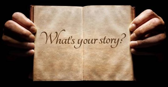 Jaký je tvůj příběh? ruce držící otevřenou zprávu na pozadí knihy — Stock obrázek