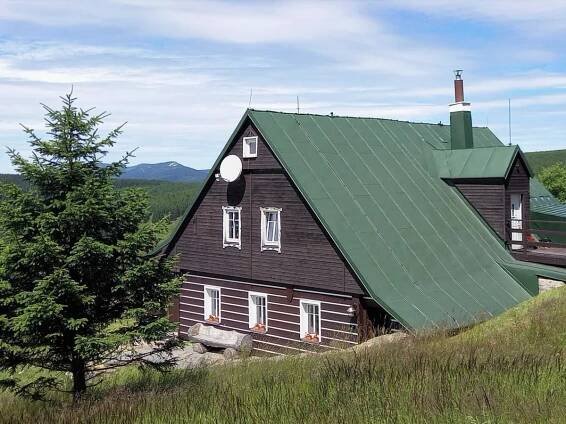 Švédská barva na pozinkované střechy COLOREX SKÖLD - prověřená v drsném skandinávském Severu i na hřebenech Krkonoš (Bouda Matouš, 2021)