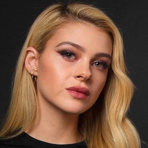 Nicola Peltz Height, Weight, Age - Celebrity Caster 2025