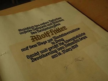 Vůdce se podepsal (na snímku vpravo dole) do Zlaté knihy města, která je od 90. let minulého století uložena ve sbírkách Státního okresního archivu v České Lípě.