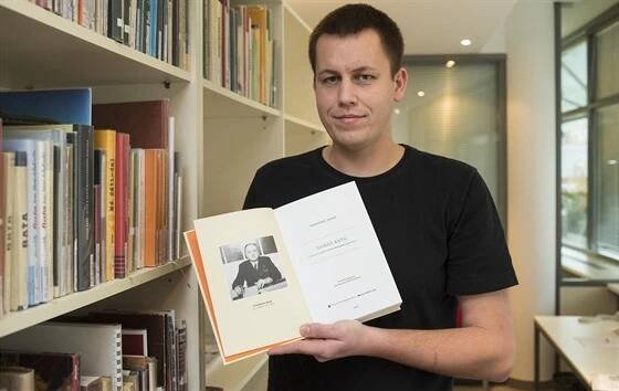 Historik Jan Herman s knihou Tomáš Baťa, život a práce hospodářského buditele,...
