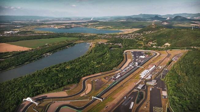 Nechcete vlastní závodní okruh? Autodrom v Mostě je totiž na prodej