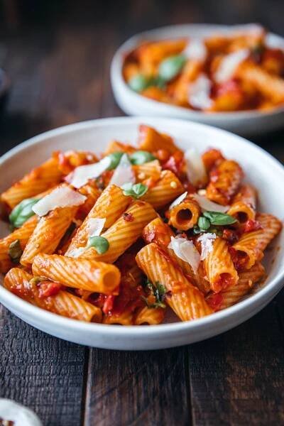 Penne all’arrabbiata. Rajčatové těstoviny, co zmizí dřív, než stihnete říct „al dente“ | Forbes