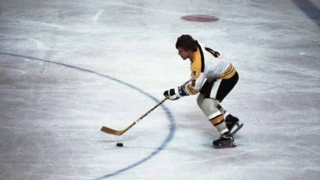 2. Bobby Orr (Kanada) Bobby Orr je bezesporu nejlepším obráncem v historii světového hokeje. Legendární Kanaďan je dodnes jediným bekem, který dokázal vyhrát kanadské bodování základní části NHL – v sezoně 1970/71 nasbíral 139 bodů za 37 branek a 102 asistencí. Tehdy získal Art Ross Trophy i Norris Trophy, což se také nikomu nepodařilo zopakovat. Norris Trophy pro nejlepšího obránce zvedl nad hlavu osmkrát, a to je stále nepřekonaný rekord. Přes sto bodů se dostal v šesti ročnících v řadě. Orr byl jedinečný a nenapodobitelný hráč. Kromě neuvěřitelné produktivity si fantasticky plnil i defenzivní povinnosti. Rozhodně patřil k nejkomplexnějším hokejistům v dějinách.