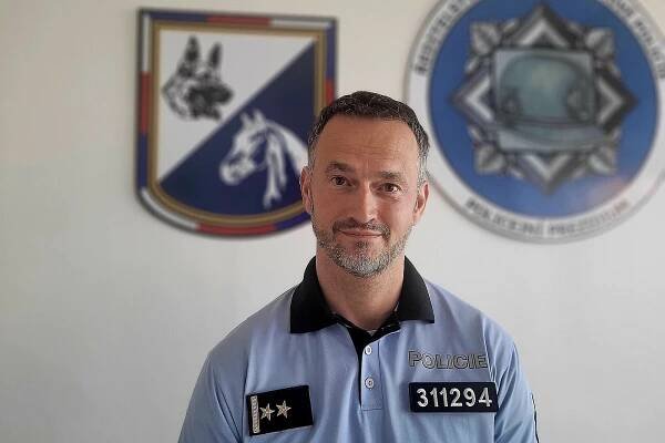 Policejní „akáti“ střílí slova a brousí hrany v krizových chvílích