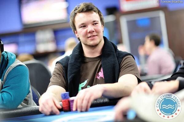 Na čele Main Eventu březnové ČPT se po úvodním flightu pevně usadil Artur Rudziankov - POKERživě