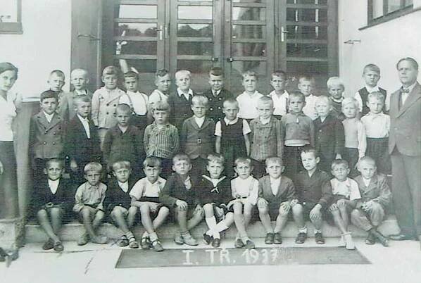 1. třída v Chocni, 1937 (pamětník sedí třetí zleva)
