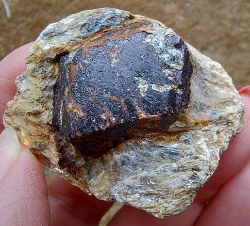 Granát  - Minerály a zkameněliny