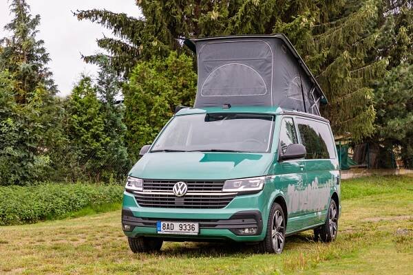 Test obytňáku: Volkswagen California je velký tak akorát, nabízí spaní až pro 4 a mini kuchyňku