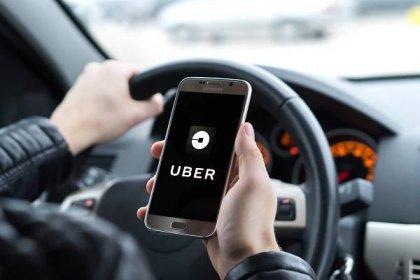 Soutěž na taxi z letiště vyhrál Uber, každá desátá jízda má být elektromobilem