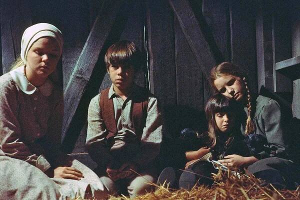  Melissa Sue Anderson as Mary Ingalls, Patrick Labyorteaux as Andrew'Andy' Garvey , Lindsay or Sydney Greenbush as Carrie Ingalls, Melissa Gilbert as Laura Ingalls 
