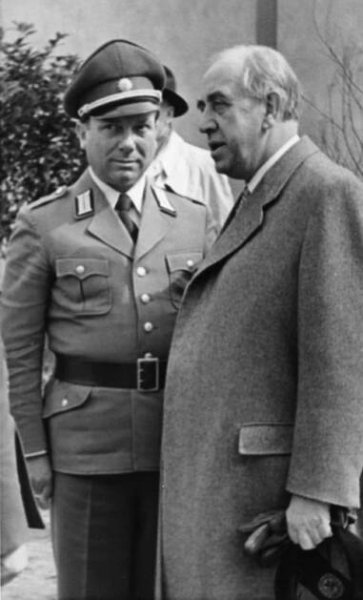 Soubor:Bundesarchiv Bild 102-18493 Erich Duensing, Ernst Reuter.jpg – Wikipedie