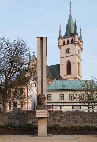 Soubor:Humpolec - kostel sv. Mikuláše a památník A.Hrdličky.jpg – Wikipedie