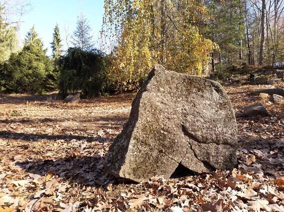 File:Friend's rock, Cordtland Manor.jpg