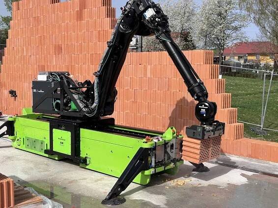 V Přídolí roste zbrusu nový společenský sál. Staví ho i zdicí robot.