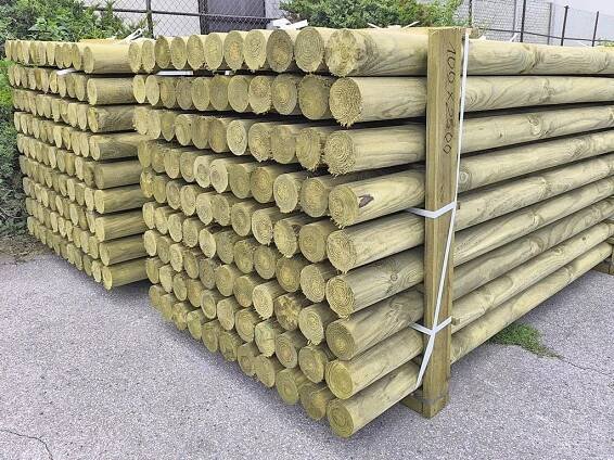 Dřevěná kulatina, průměr 100 mm, délka 2500 mm, Severská borovice, IMPREGNOVANÁ, zelená - bez fazety - Ispas.cz - Dřevoprodej