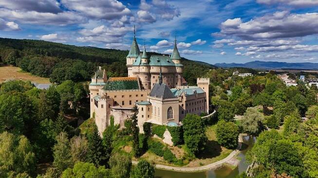 Filmový turizmus láka na miesta prepojené s kinematografiou, ide napríklad o filmové múzeá či štúdiá, ale aj